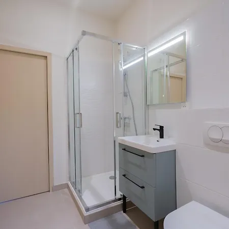 - Beautiful Bright - 10 Min Apartment
