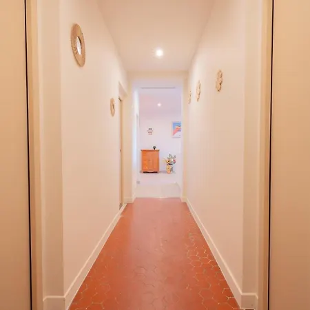 - Beautiful Bright - 10 Min Apartment